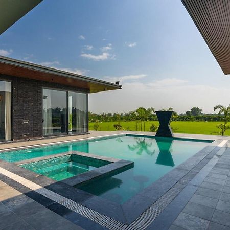 Stayvista'S Anantam - Luxury 4Br Villa With Huge Swimming Pool In Delhi ニューデリー エクステリア 写真
