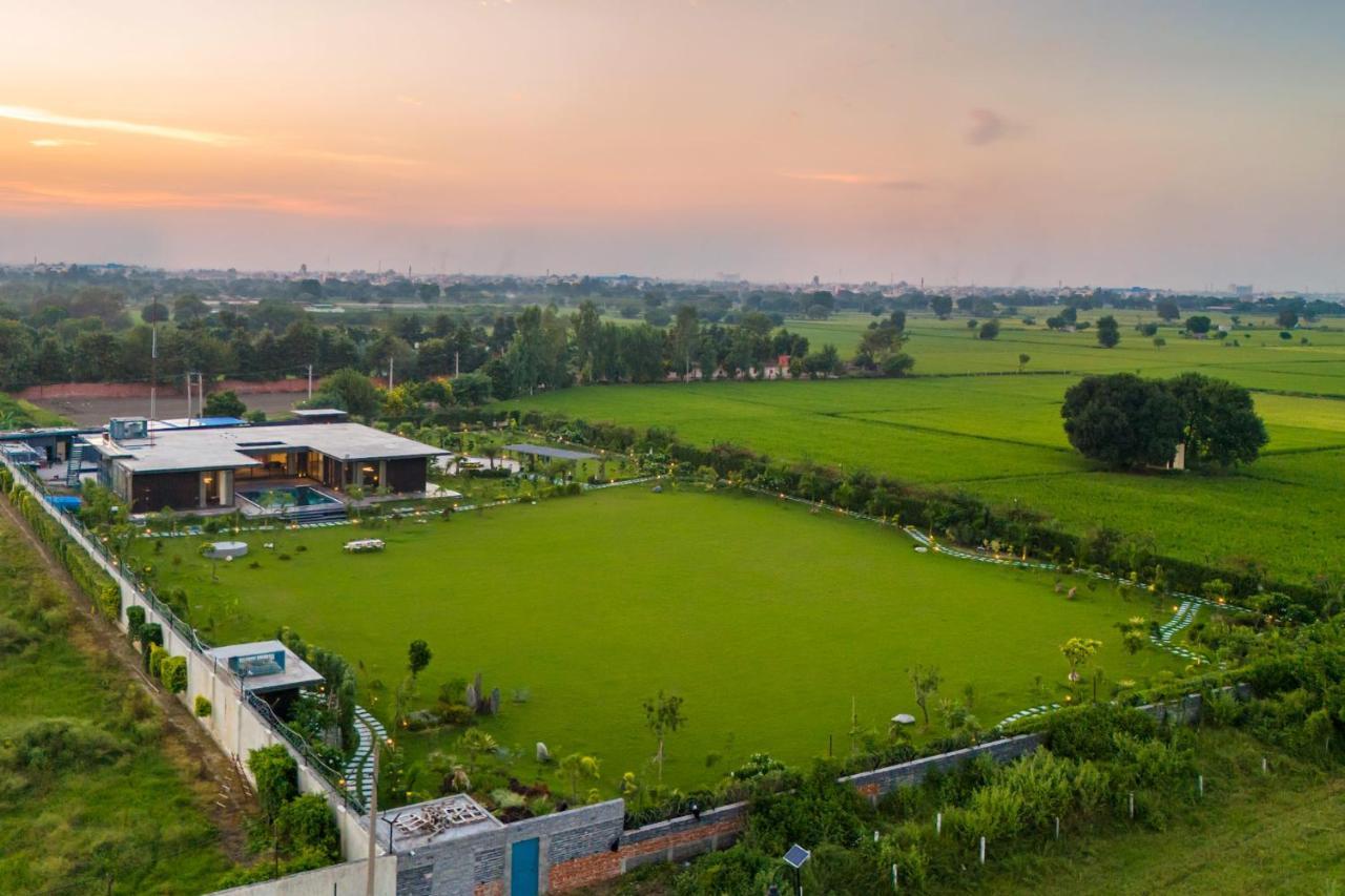 Stayvista'S Anantam - Luxury 4Br Villa With Huge Swimming Pool In Delhi ニューデリー エクステリア 写真