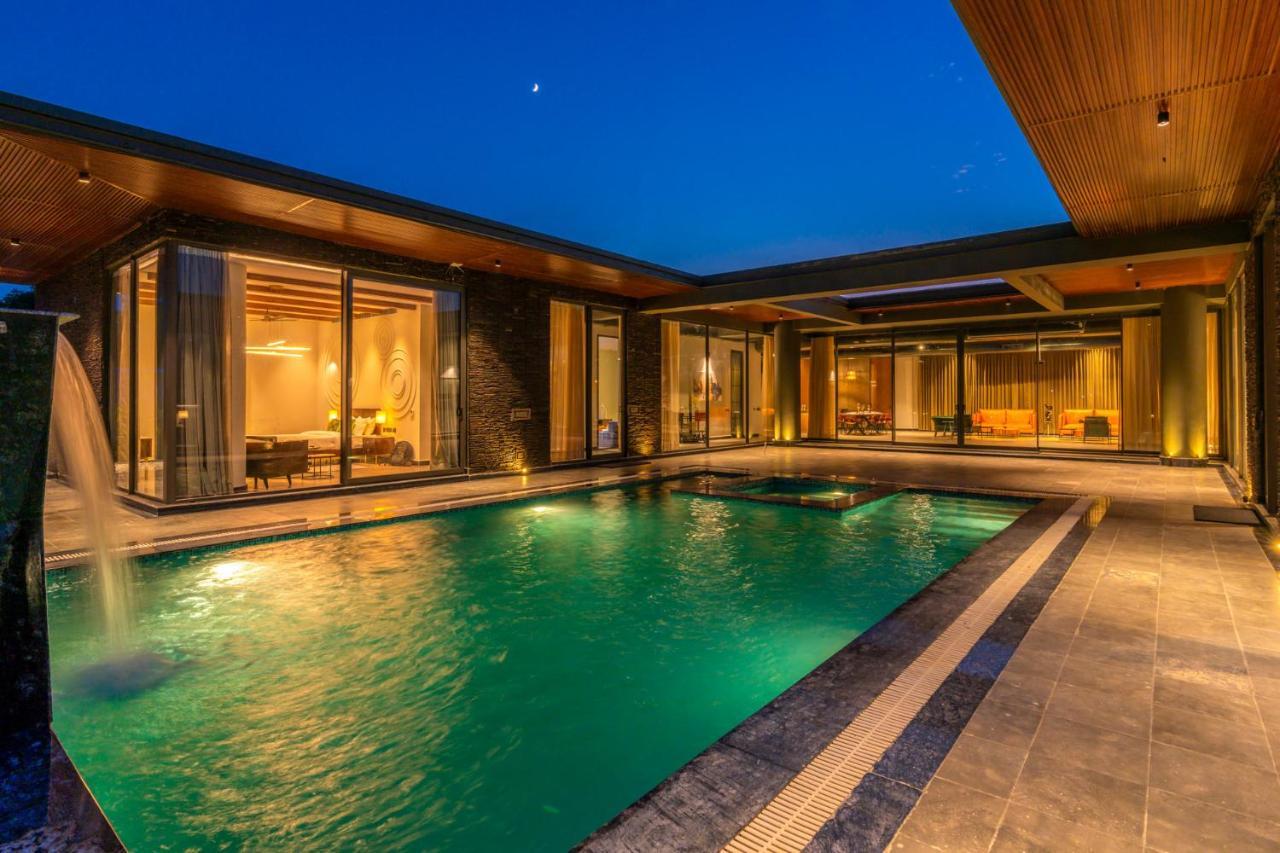 Stayvista'S Anantam - Luxury 4Br Villa With Huge Swimming Pool In Delhi ニューデリー エクステリア 写真