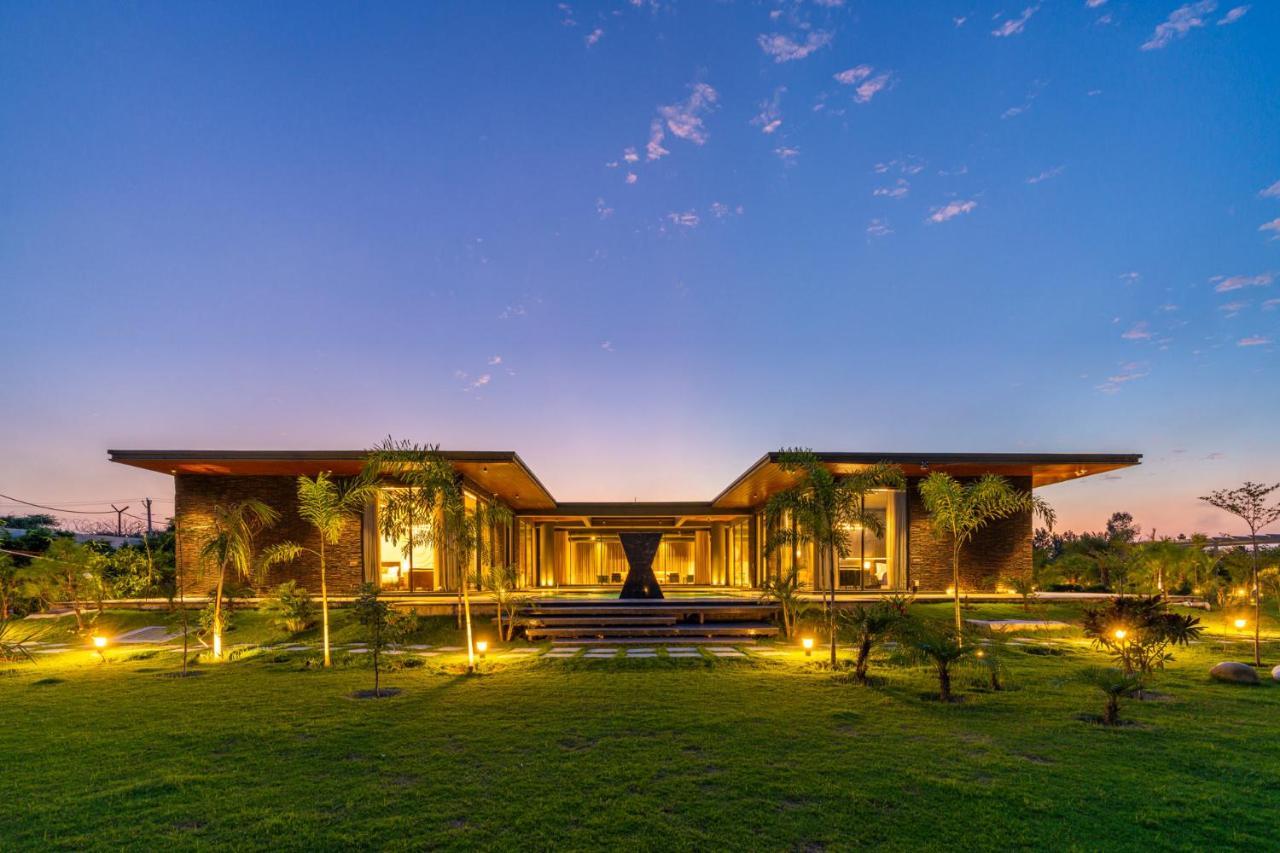 Stayvista'S Anantam - Luxury 4Br Villa With Huge Swimming Pool In Delhi ニューデリー エクステリア 写真
